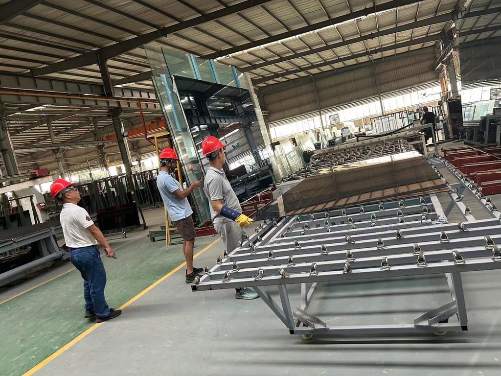 GAZLL visiting a glass manufacturing facility in China