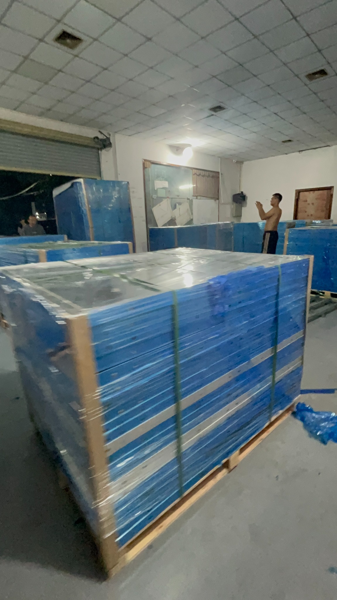 Wrapped aluminum components secured on an export pallet